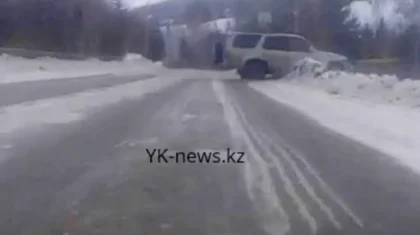 Видео падения автомобиля с моста в ВКО появилось в Сети