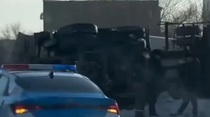 Бетономешалка перевернулась и врезалась в припаркованные авто в Астане (ВИДЕО)