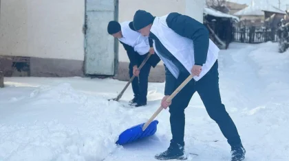 Уборка снега: участники акции «Таза бейсенбі» помогают одиноким пенсионерам