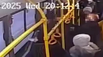 «Бил по голове и телу»: в Костанае пожилой мужчина напал на женщину в автобусе (ВИДЕО)