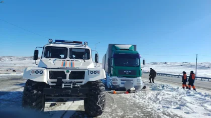 Водитель фуры провел пять суток на трассе из-за замерзшего топлива в Жамбылской области