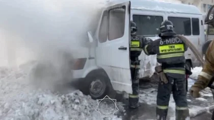 Микроавтобус горел на перекрестке в центре Астаны (ВИДЕО)