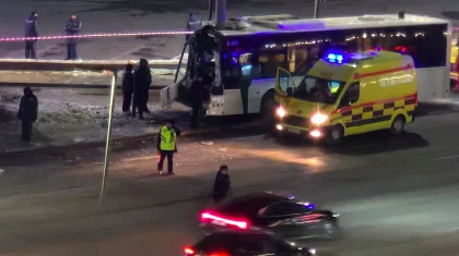 Пассажирский автобус врезался в столб в Астане (ВИДЕО)