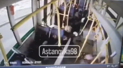 Автобус врезался в столб в Астане: в Сети появилось видео
