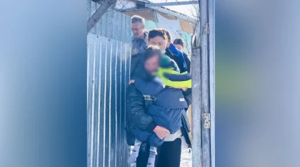 Троих детей обнаружили в вагоне под Конаевым: ужасные условия их проживания показали в сети