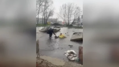 Женщину засосало в канализационный люк во время проливного дождя в России (ВИДЕО)