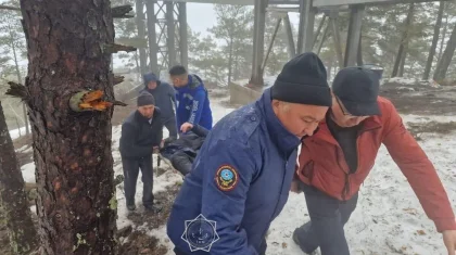 Мужчина перебил ноги в горах Щучинска