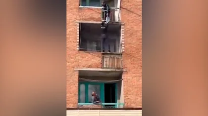 Полицейский полез по балкону, чтобы спасти дом от пожара в ВКО (ВИДЕО)