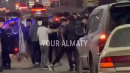 Мотоциклист сбил насмерть двух дорожных рабочих в Алматы (ВИДЕО)
