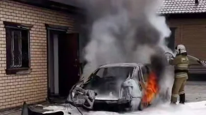 Горящий автомобиль оплавил двери времянки в Атырау: пожарные спасли мать с младенцем