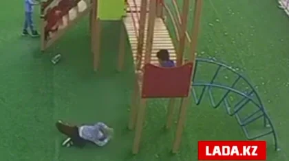Ребенок пострадал на игровой площадке в Жанаозене (ВИДЕО)