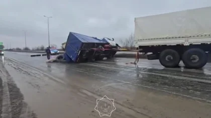 Грузовик перевернулся на трассе в Актюбинской области