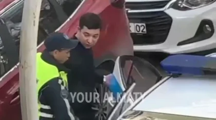 Пьяный мужчина избил женщину в подъезде в Алматы (ВИДЕО)