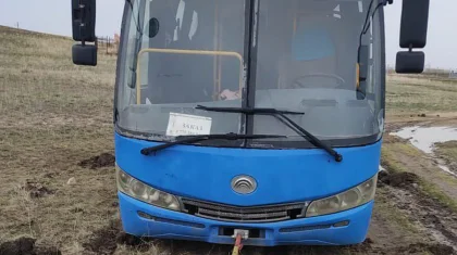 Застрявшие в грязи микроавтобус с пассажирами и два авто вытащили спецтехникой МЧС РК