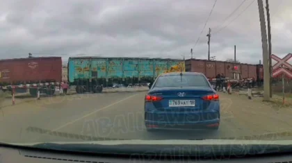 Женщина погибла, пытаясь проскочить под товарным поездом в Семее (ВИДЕО)