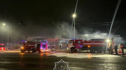 Ночной пожар в Алматы: горел крупный магазин стройматериалов