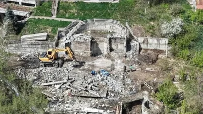 Строящийся в зоне оползней трехэтажный дом сносят в предгорье Алматы