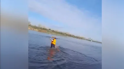 Видео спасения тонущего мужчины показали полицейские Астаны