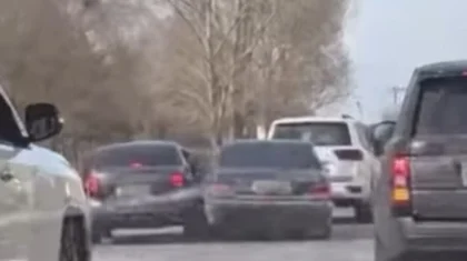 Водители Lada и Mercedes не поделили дорогу в Павлодаре и попали на видео