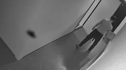 Мужчина бегал по подъезду с ножом и пытался напасть на человека в лифте в Алматы