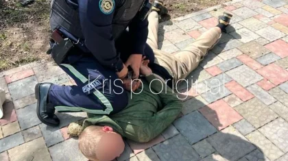 Вооруженного пистолетом парня сняли на видео в Конаеве