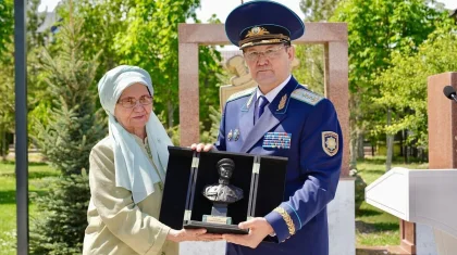 Генпрокурор открыл мемориальную доску Бауыржану Момышулы в жамбылском селе