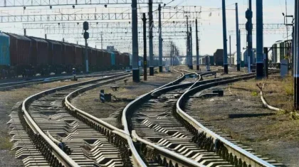 Водитель трактора погиб при столкновении с поездом в Костанайской области
