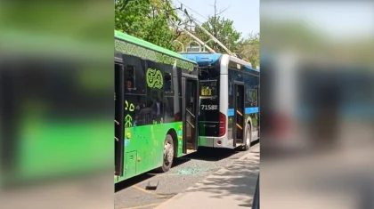 Автобус въехал в троллейбус в Алматы: за медпомощью обратились 13 человек