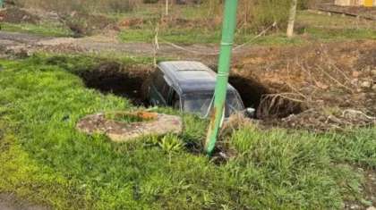 Авто провалилось в раскопанный колодец в ВКО