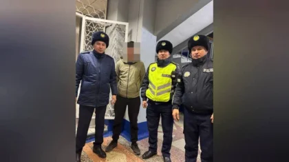 Схватили и оттащили: полицейские спасли мужчину в Караганде