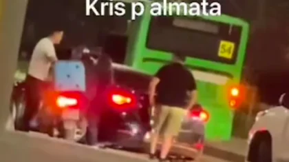 Двое мужчин жестоко избили курьера на проезжей части в Алматы (ВИДЕО)