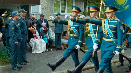 Гвардейцы почтили 98-летнего ветерана войны в Петропавловске (ВИДЕО)
