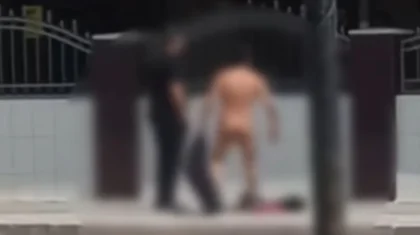 Голый мужчина разгуливал перед кафе в Актау (ВИДЕО)