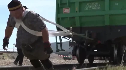 Силач из Шымкента протащил пять вагонов и установил новый рекорд Казахстана