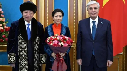 Токаев подарил генсеку Компартии Вьетнама и его супруге казахские шапаны (ВИДЕО)