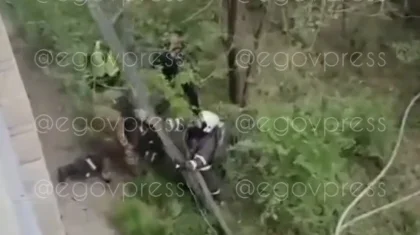 Спасатель упал с большой высоты во время тушения пожара в ВКО (ВИДЕО)