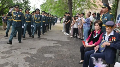 «Домашний» парад для ветеранов войны организовали в Таразе (ВИДЕО)
