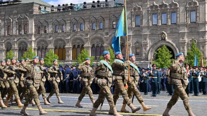Токаев поприветствовал казахстанских военных на параде в Москве (ВИДЕО)