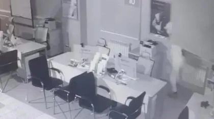 Неудачная попытка кражи денег из банка попала на видео в Алматы
