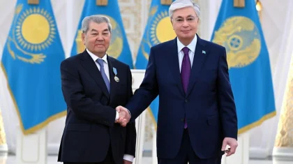 Токаев лично вручил орден «Отан» Куанышу Султанову