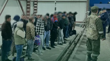 Спрятались в грузовике: десятки мигрантов пытались пересечь границу Казахстана (ВИДЕО)