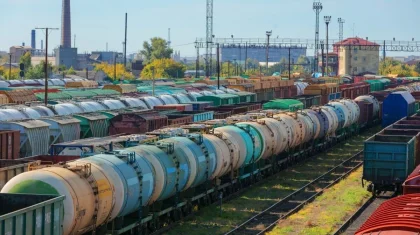 Серная кислота вытекла из вагона-цистерны грузового поезда в Акмолинской области