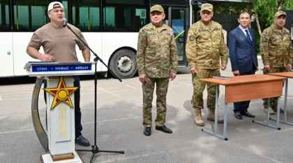 Военные сборы в Астане: певец Ибрагим Ескендир и силач Тимур Спатаев надели камуфляжную форму