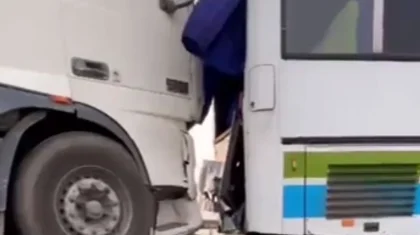 Заклинило тормоза: автобус со школьниками попал в ДТП в Алматинской области