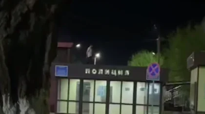 «Где прокурор?!»: мужчина устроил дебош у здания полиции в Балхаше (ВИДЕО)