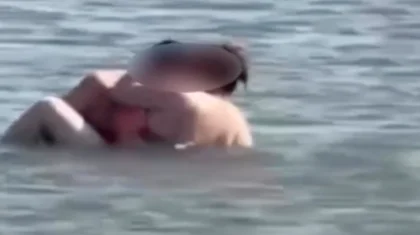 Пара занялась любовью в воде на глазах у людей в Темиртау (ВИДЕО)