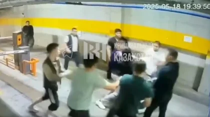 Массовая драка с ножевыми ранениями в паркинге ЖК попала на камеры в Алматы
