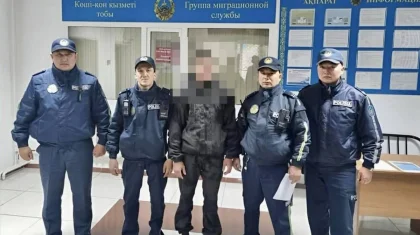 Полицейский удержал за капюшон падающего с девятиэтажки парня в Щучинске