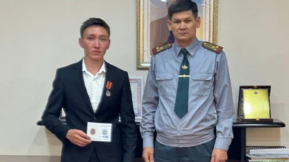 Студента за спасение ребенка в Усть-Каменогорске наградили медалью МЧС