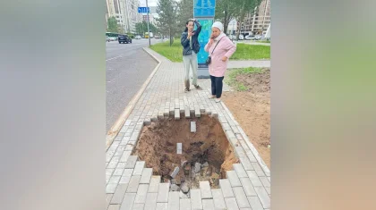 Девушка шла по тротуару и провалилась под землю в Астане